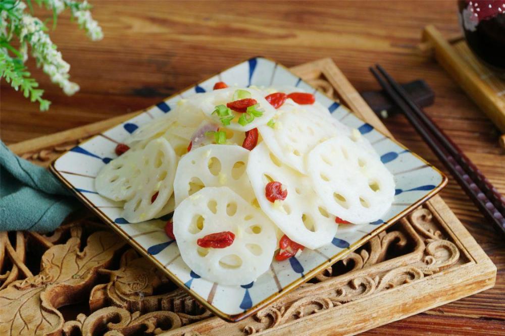 做凉拌莲藕,70岁奶奶教你几招,忌用2样料,莲藕清脆好吃不发黑_腾讯