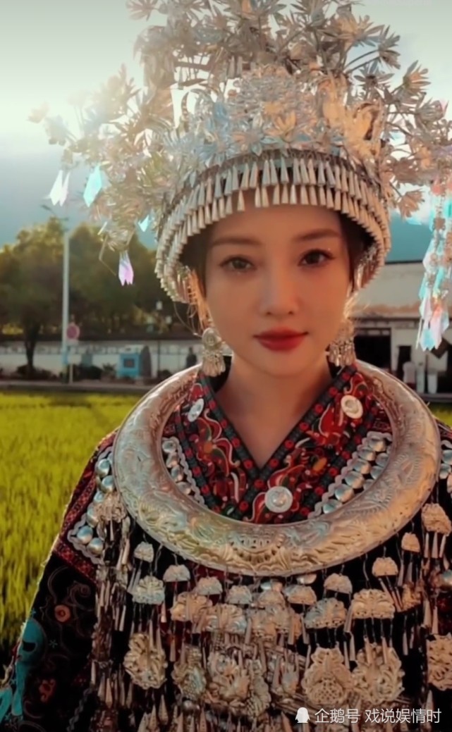 身穿苗族服饰端庄大气飘然似仙女|李小璐|甜馨