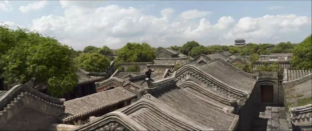 下面我们看几张剧照,看看影片有没有得老北京屋顶之神韵?