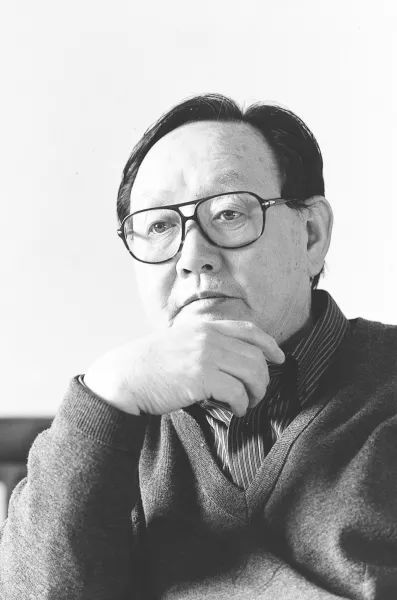 师范学校毕业,做过老师,编辑,后为天津作协专业作家,曾获中国作家协会