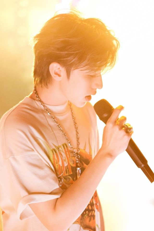 蔡徐坤新歌《hug me》梦幻舞台来袭,让你的秋天也是粉红色