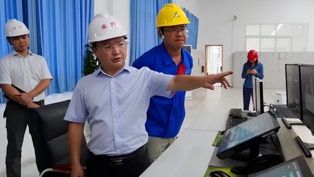 所到之处,何益伟对大家抗高温,耐酷暑,坚守岗位的