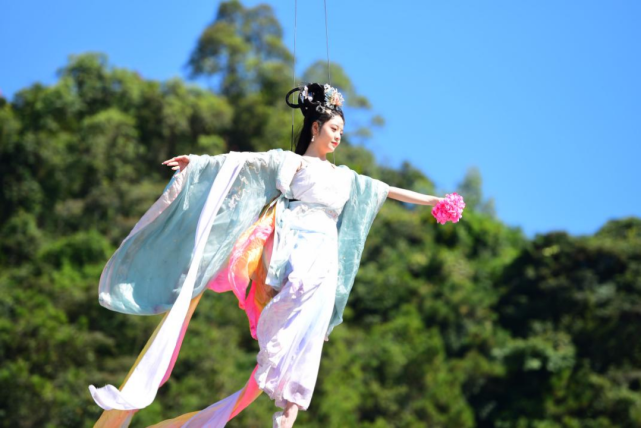 东莞观音山森林公园的飞天威亚圆了许多汉服爱好者的梦.
