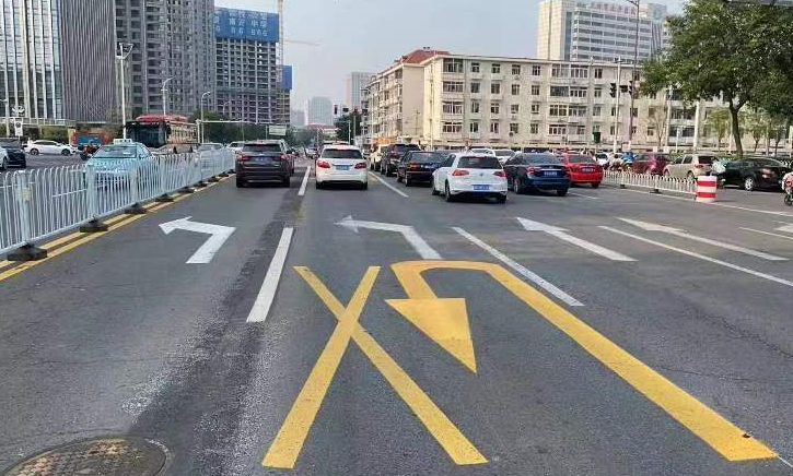 增设左转车道 施划左转待转区丨安全隐患排查整治_腾讯新闻
