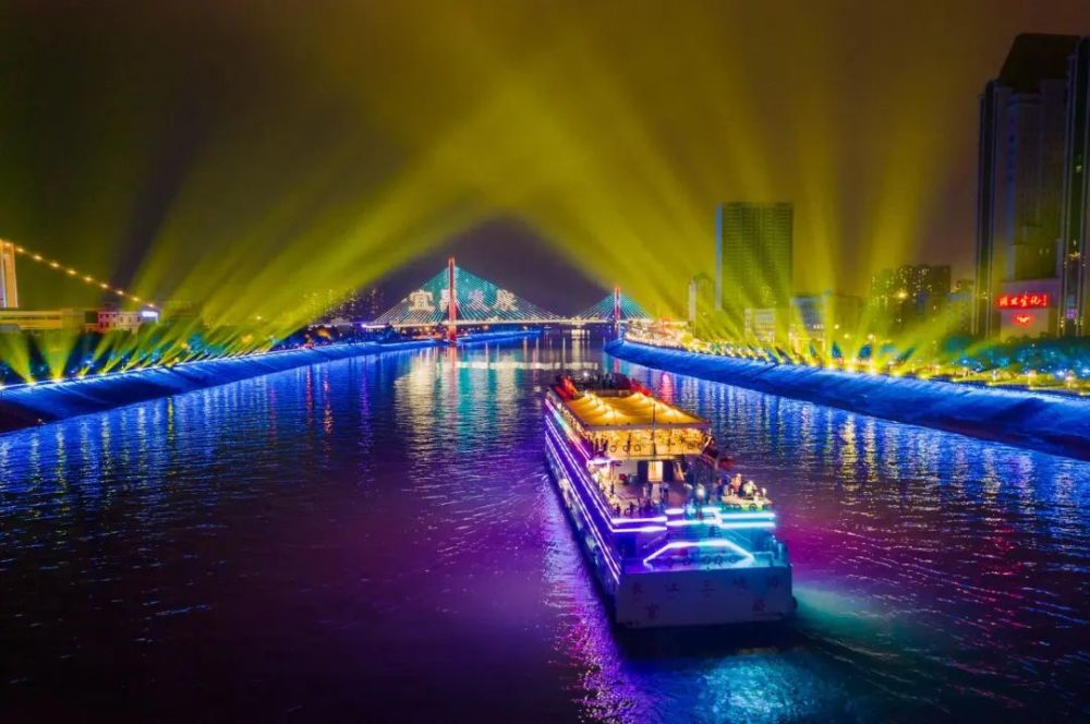 长江夜景灯光秀 付蓓蓓 摄去年11月6日,宜昌端出"1 4"人才新政,拿出70