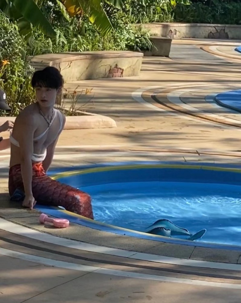 武汉玛雅海滩美男鱼脚被脚蹼磨出血想学美人鱼潜水资格证