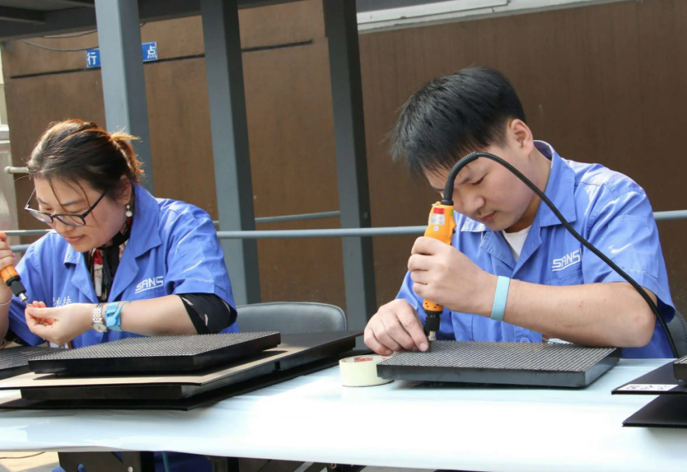 "我的青春18元一小时",本科生隐瞒学历进厂打螺丝,怎么想的