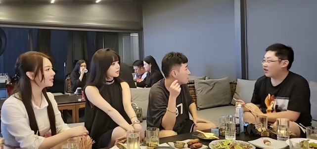 钱小佳带兄弟饭局撩妹:直呼带不动!