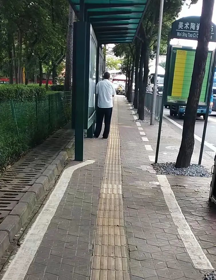 盲人行走很不安全提升前74变化二盲道取直了,盲人的通行更顺畅72