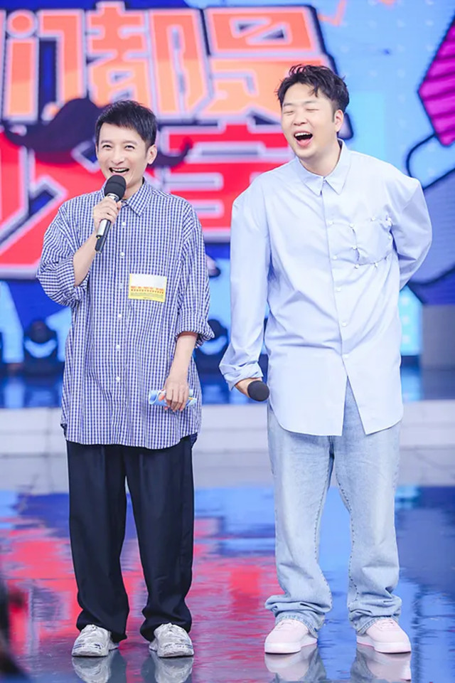 李维嘉懒理辞职传闻现身饭局,站立旁边显低调,与何炅合照引回忆