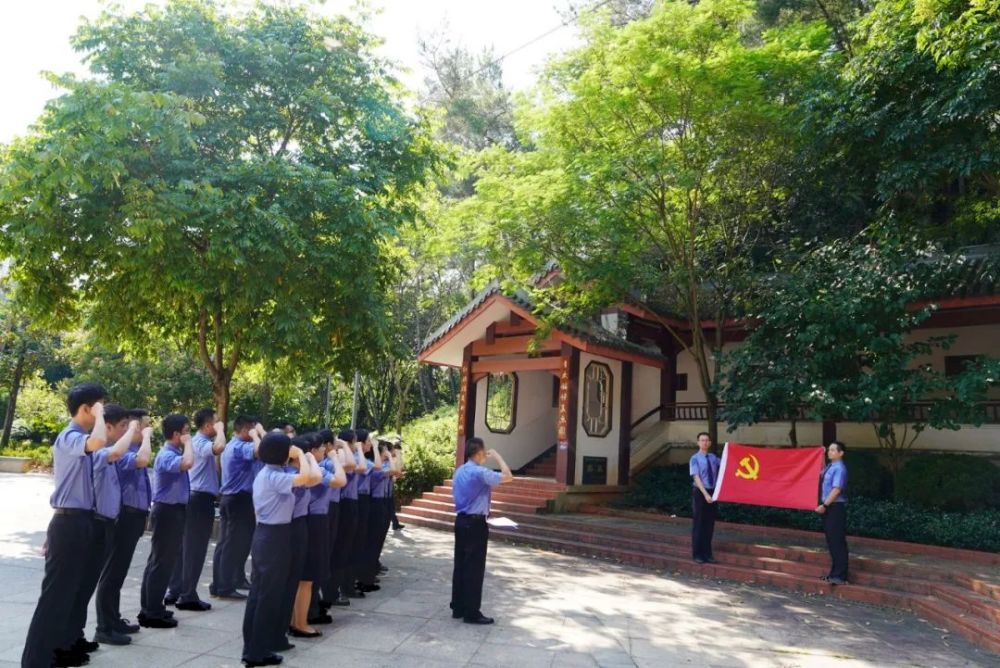 青年幹警們來到位於延平區玉屏公園內的長江支隊南平紀念園參觀,通過