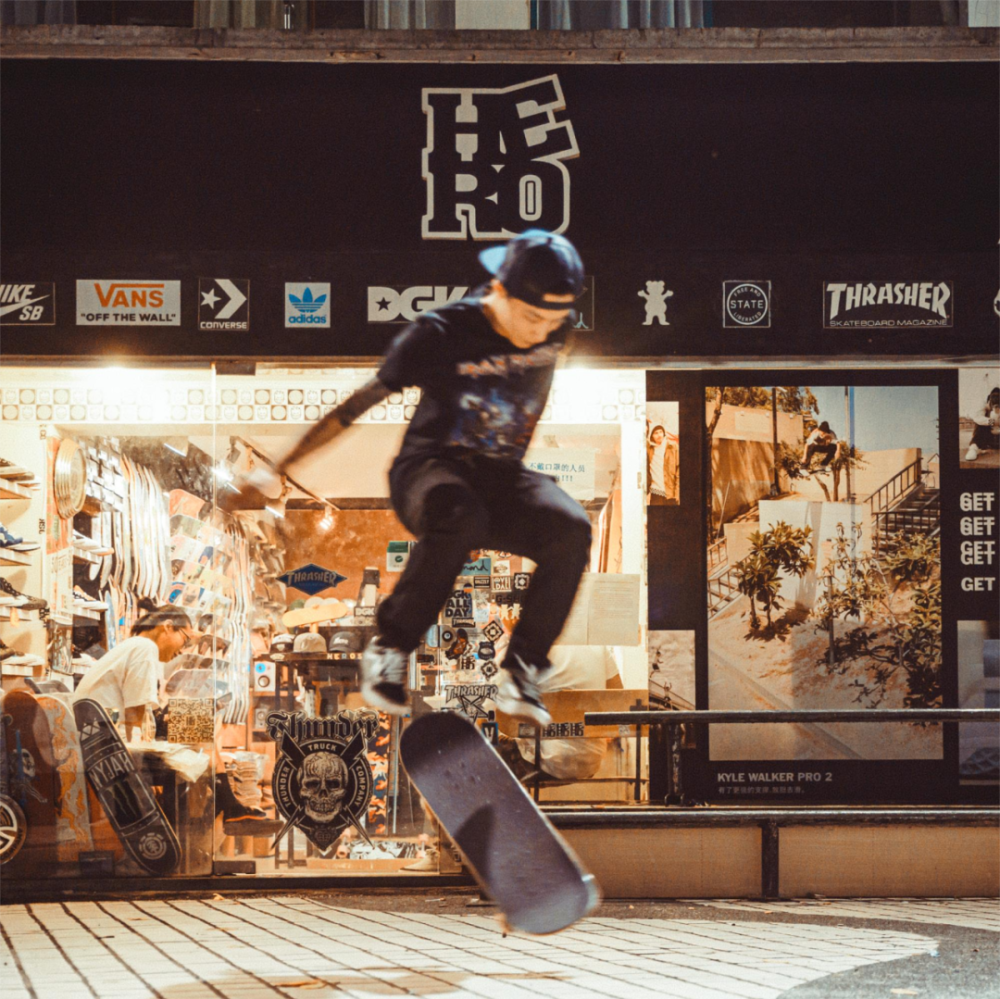 夏天的广州每晚都有人在街头滑板中做翻自己