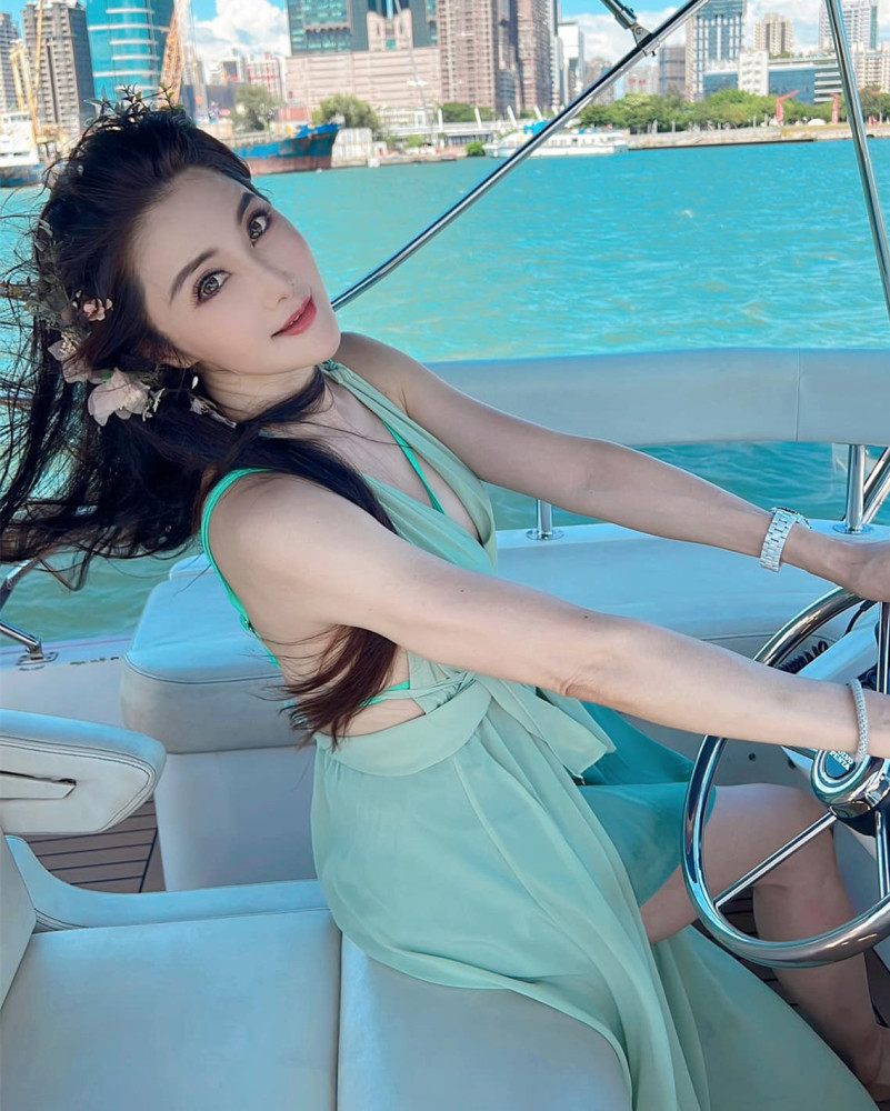 进入夏天后,杨丽菁一有空就去玩水,继日前去泳池游泳后,这一次她坐