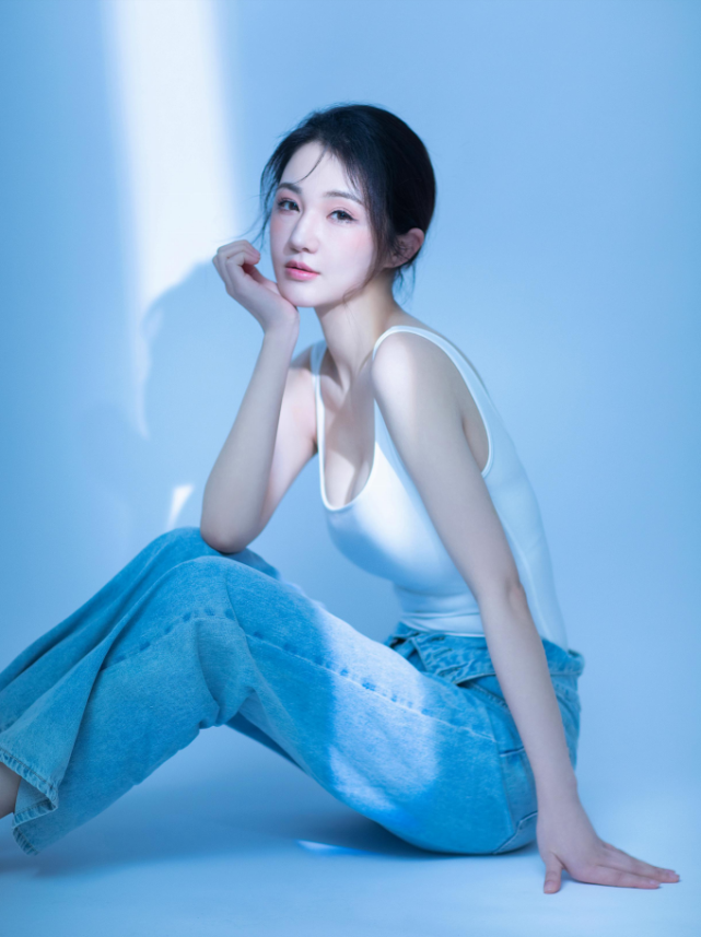 在警匪动作电影《黑白迷宫》中,桂晶晶与陈小春合作,饰演他的女朋友