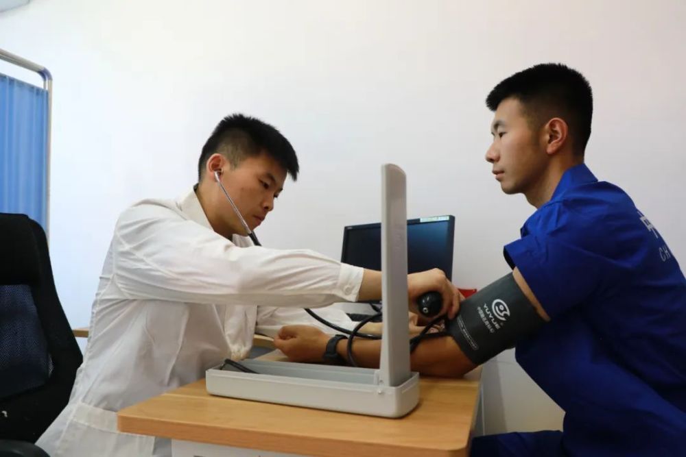 日常门诊,卫生防疫,卫生监督,心理服务……90后卫生队医生王德强因为"