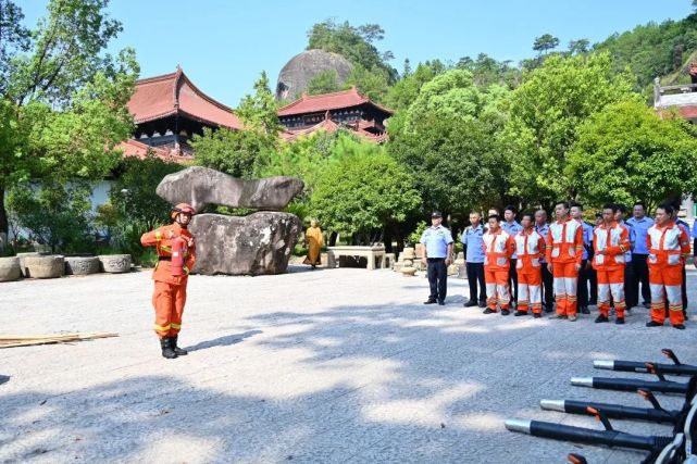 据了解,此次消防演练由该支队组织,并联合武夷山国家公园执法支队