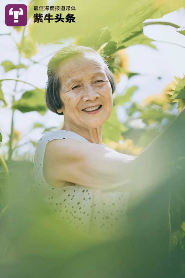 【紫牛头条】苏州女孩为八旬外婆拍时尚写真暖哭网友:爱美的外婆年轻