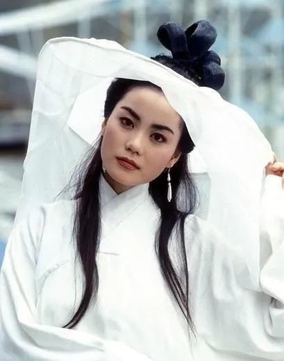 后来王菲主演的电视剧《千岁情人(1993年)》也致敬过同款造型.