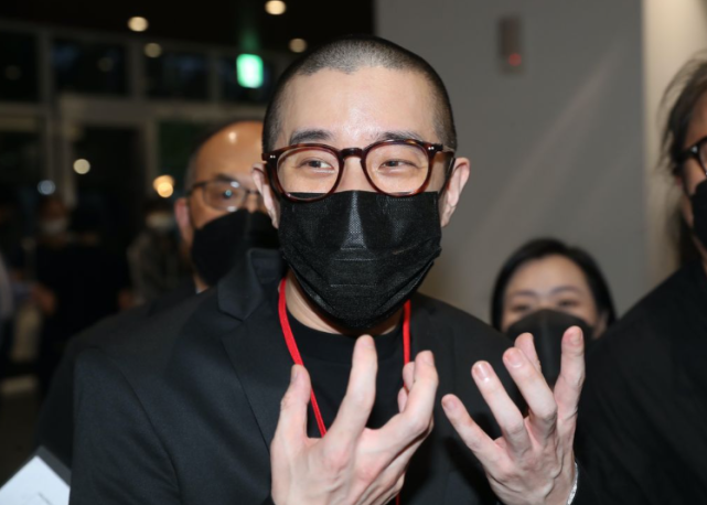 39岁房祖名公开露面与妹妹一样留寸头罕谈成龙林凤娇爱情