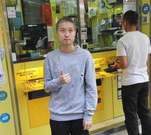 39岁房祖名公开露面,与妹妹一样留寸头,罕谈成龙林凤娇爱情