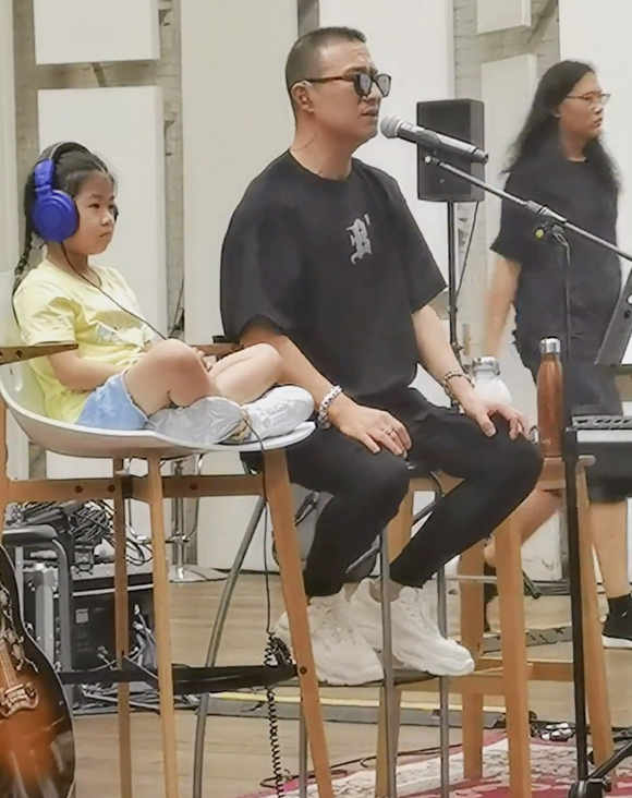 汪峰携女儿练歌好有爱,6岁醒醒化身爸爸音乐总监,父女俩长超像_腾讯