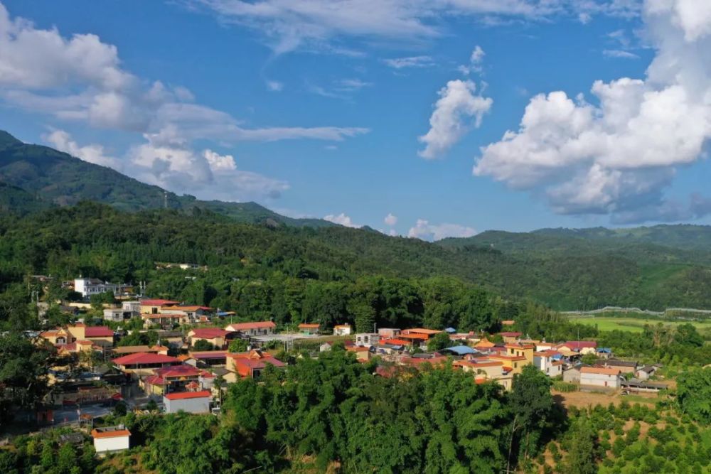 走进芒市芒海镇赖南村赖南一组,一栋栋整齐规划的傣式"小洋楼"坐北朝