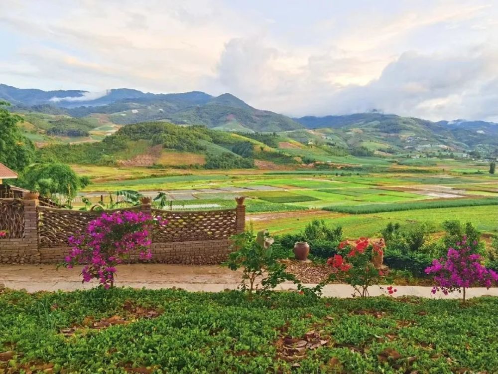 走进芒市芒海镇赖南村赖南一组,一栋栋整齐规划的傣式"小洋楼"坐北朝