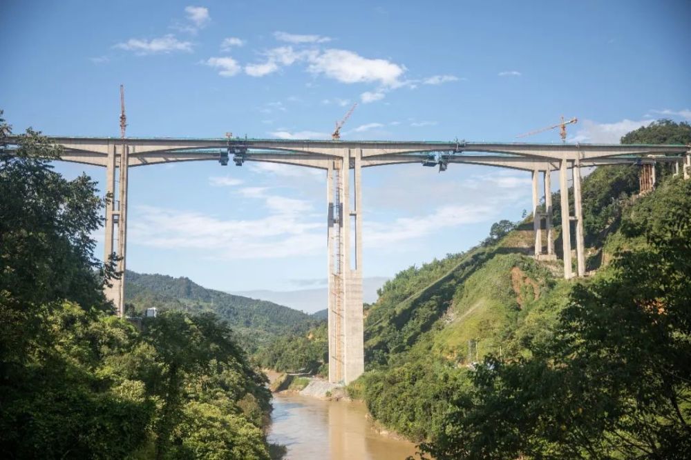 芒梁高速勐养龙江特大桥右幅顺利合拢