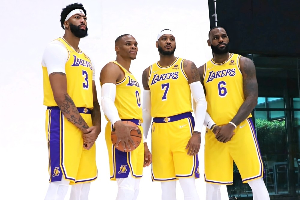 詹姆斯提前续约 愿意出两个首轮 为什么湖人仍迟迟换不回欧文?