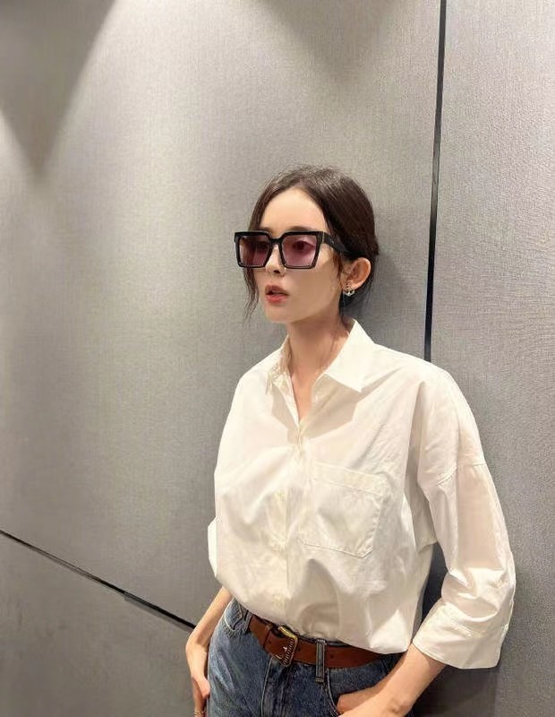 古力娜扎在个人社交平台发布了一组白衬衫牛仔裤职场风穿搭干练风造型