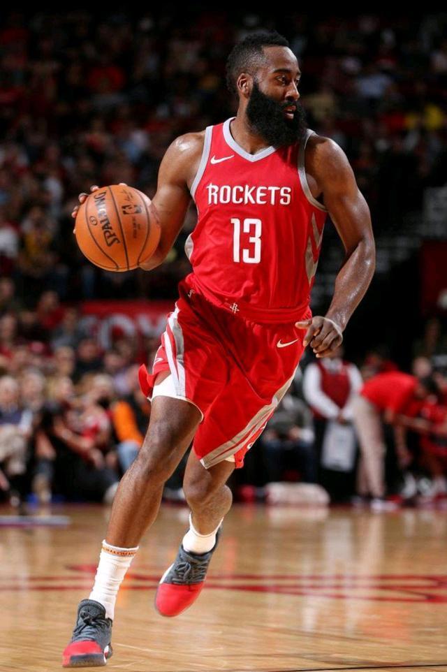 前火箭队巨星詹姆斯·哈登参加休斯顿志愿者活动,暗示明年回归