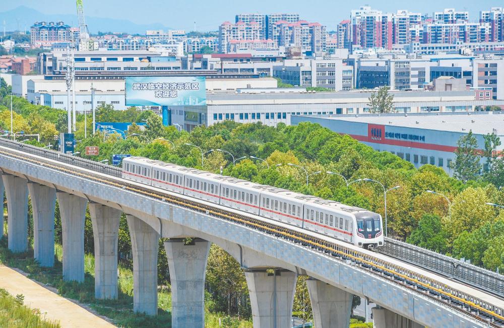 8月19日,武汉轨道交通前川线一期,一列地铁列车正在进行试跑.