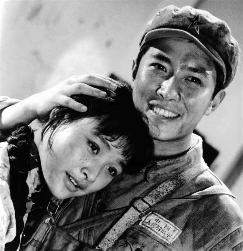 小花兄妹43年后重聚,唐国强已成发福大叔,刘晓庆穿皮衣显嫩不少插图