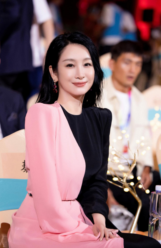 精彩的成熟风搭配就学秦海璐,气场全开