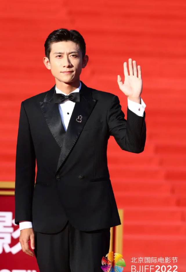 时隔10年张一山再次登上了北影节红毯