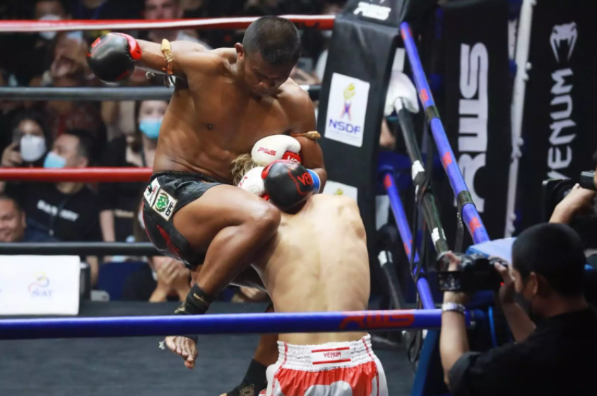 播求飞膝三浦孝太或许这也激发了播求的逆反心理,在第三回合过半,播求