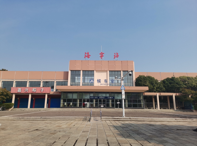 海宁站一位姓金的同学在父亲的陪同下8月8日早上6点多x按住画面移动小