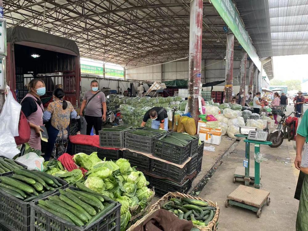 上午8点过,记者来到位于双流白家的成都农产品批发中心市场,只见市场