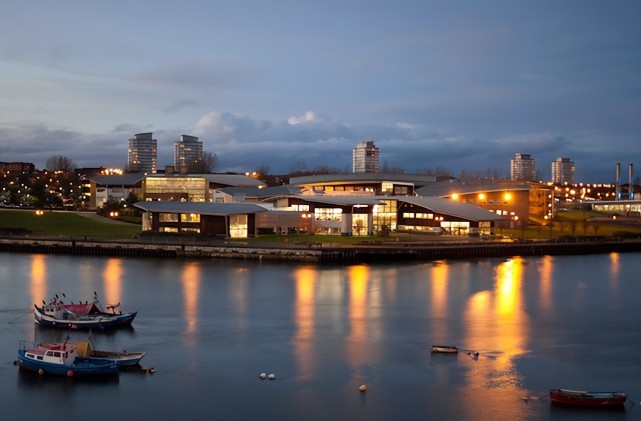 科学学院,教育与社会学学院四大学院组成,在桑德兰市拥有河边校区(the