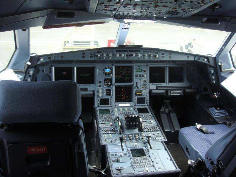 a320驾驶舱作为宽体客机,a340延续了a300/a310成熟的双人制驾驶舱,但