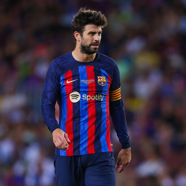 皮克与夏奇拉分居后,就与女大学生克拉拉进行约会,女方肤白貌美_腾讯