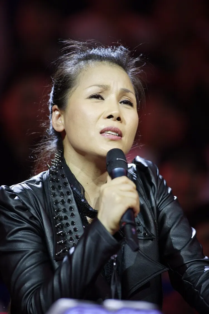 56岁田震在澳洲豪华农庄度假戴粗银链身材纤细还吃巨型大龙虾