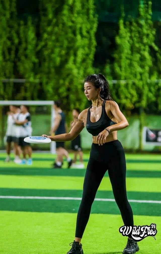 美女主播张曼源晒飞盘运动照片穿紧身裤腰身纤细曾被科比称赞
