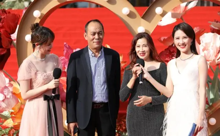 张光北品味不一般,58岁老婆穿透视裙走红毯身材火辣,真是富态美人