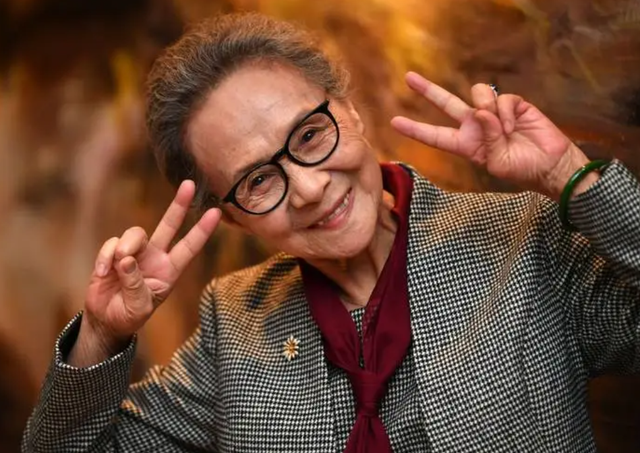 84岁吴彦姝摘下“影后”，退休后当上金牌绿叶，实现女演员的逆袭000776广发证券