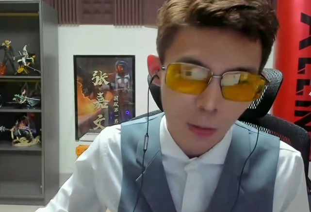 张嘉文首次露脸,cos男枪将气质拉满,网友调侃:小学生的身高