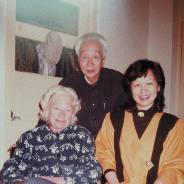 赵蘅所撰的《我的舅舅杨宪益》(中译出版社出版)图文并茂,全书以日记