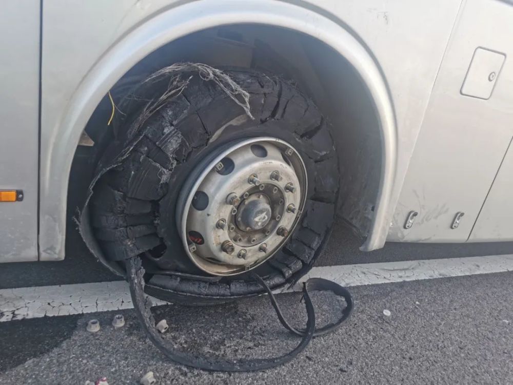 危险!客车高速爆胎 交警紧急救援_腾讯新闻
