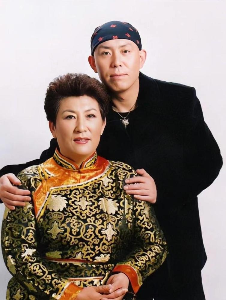 德德玛:38岁带儿子改嫁,51岁偏瘫,二婚丈夫不离不弃,她怎样了_腾讯