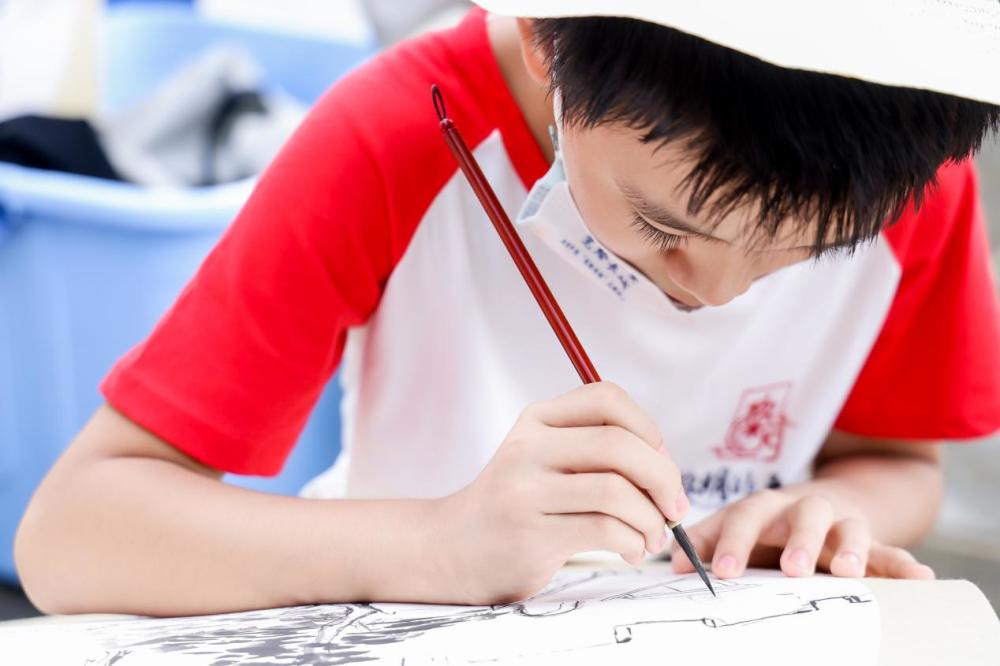 青年画家携手学生在纸上“笔绘长城”河豚A3无人机